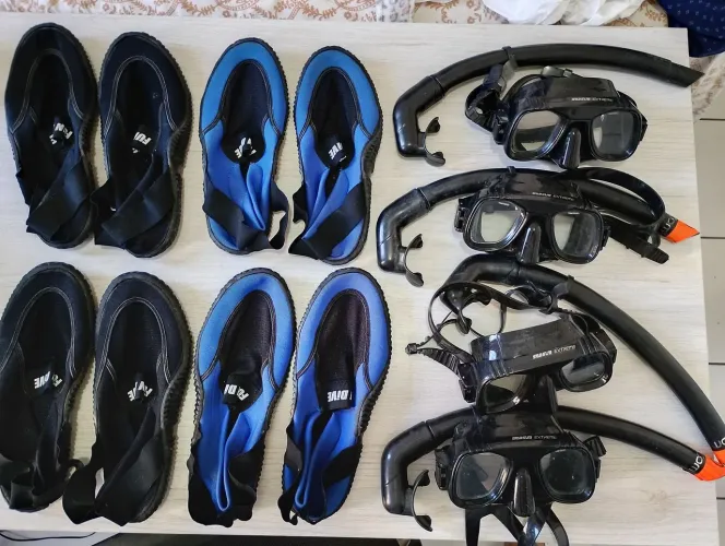 4 máscaras de mergulho com snorkel e sapatilhas.