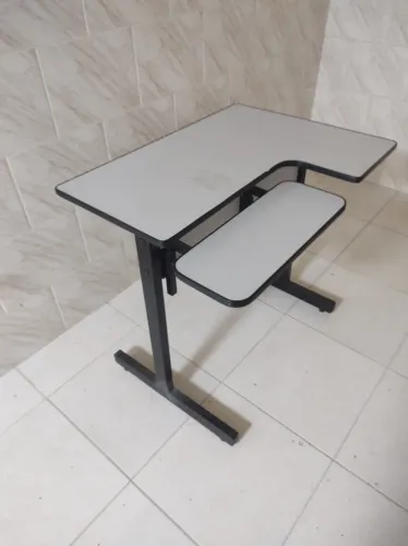 Mesa Para Computador Usada Com Suporte Teclado R$50