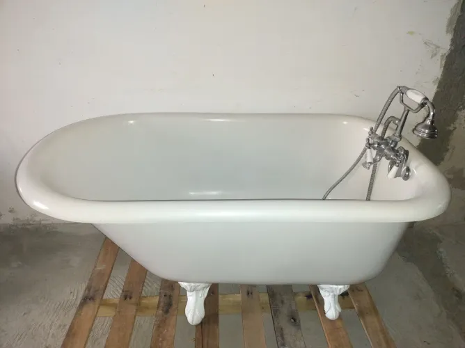 LINDA BANHEIRA VITORIANA, DUCHA CROMADA, PEGADORES EM CERÂMICA, PES DE FERRO, PESO:40, 50k