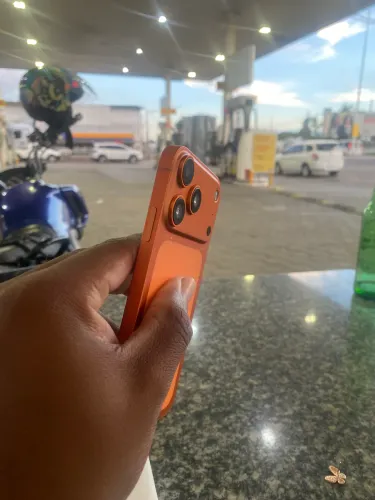 iPhone XR na carcaça do 17 pro