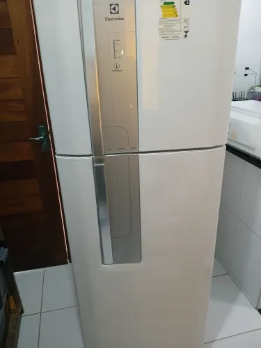 Geladeira electrolux frost free duplex df42 382L. 