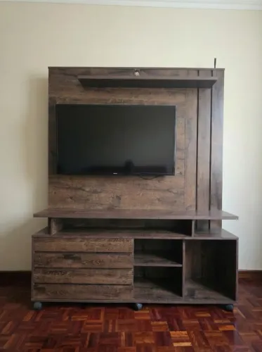 Painel com Rack para TV até 55" em MDF com Rodinhas - Muito Conservado!