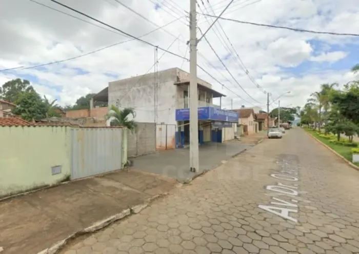 GUAPÉ/MG  Ponto comercial com área de 180,00m² no Centro