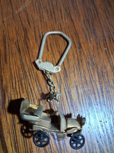 Chaveiro antigo calhambeque em metal 