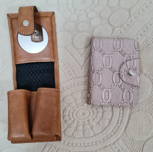 CONJUNTO DE PORTA BATOM DE COURO E PORTA CARTÕES EM ÓTIMO ESTADO