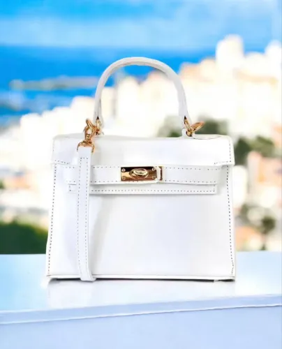 Sofisticação em cada detalhe. Couro legítimo, durabilidade e charme em uma só bolsa