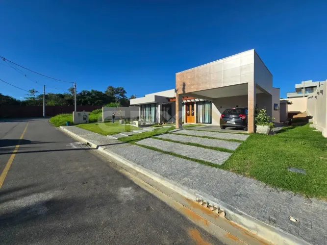 Casa com cara de casa à venda em condomínio fechado, de frente para o lago.