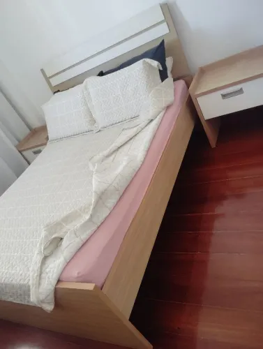 Cama casal c/ colchão e 2 criados mudos