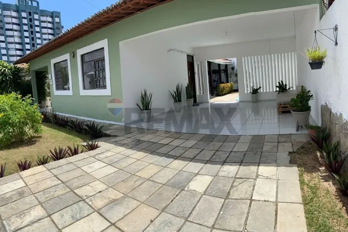 CASA COM TRES QUARTOS SUITE, PISCINA, VARANDA, DUAS VAGAS DE GARAGEM