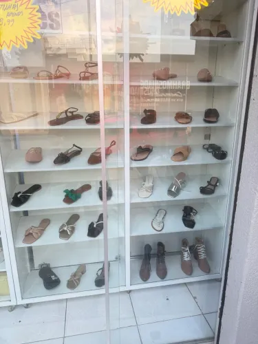 V vendo dois vitrine de sapatos e bolsas novas