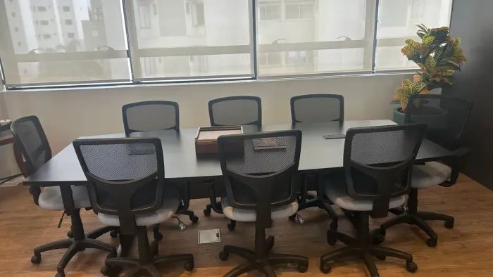 Mesa de escritório com cadeiras