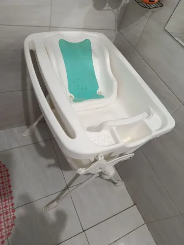 Banheira para bebê, usada, com marcas de uso, material excelente
