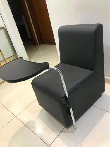 Cadeirinha de Manicure Profissional - Seminova | R$ 300
