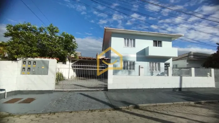 Oportunidade de investimento, Prédio com 5 apartamentos para venda no Carianos