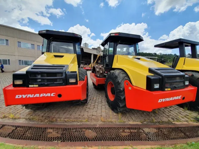 Alguém rolo compactador CA250.