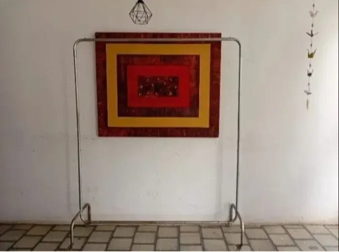 Arara para roupas com rodinhas.