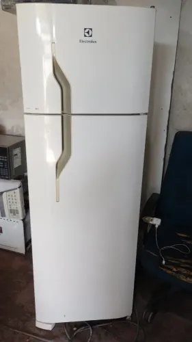 Vende-se uma geladeira Eletrolux 90 dia de garantia