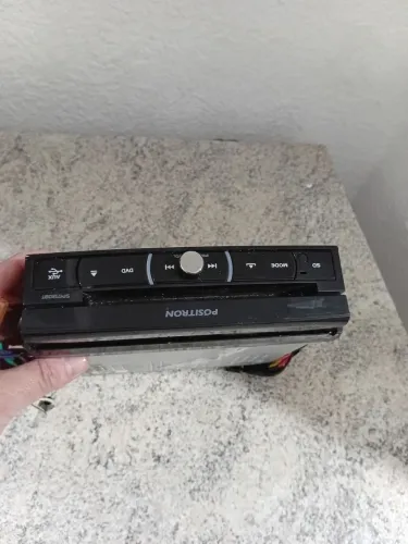 Rádio veicular retrátil 
