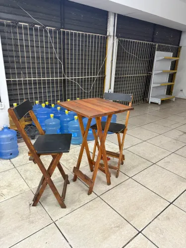 Mesa alta de madeira com duas cadeiras. Dois jogos.