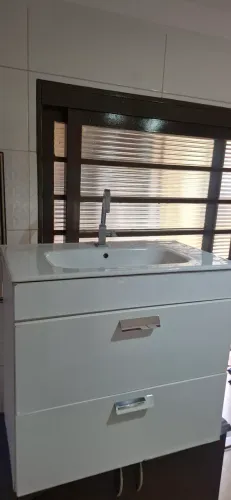 Pia de banheiro com armário
