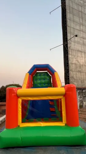 Tobogã com piscina de bolinha usado apenas 4 vezes