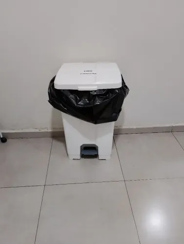 Lixeira 100 l com pedal 8 unidades.