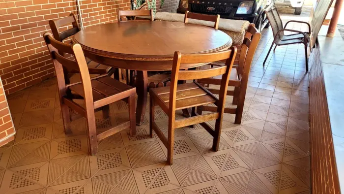 Mesa de madeira maciça c/ 6 cadeiras