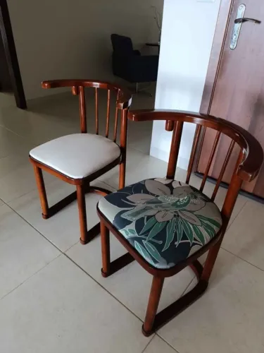 Duas cadeiras Art Déco, clássicas, em madeira, excelente acabamento
