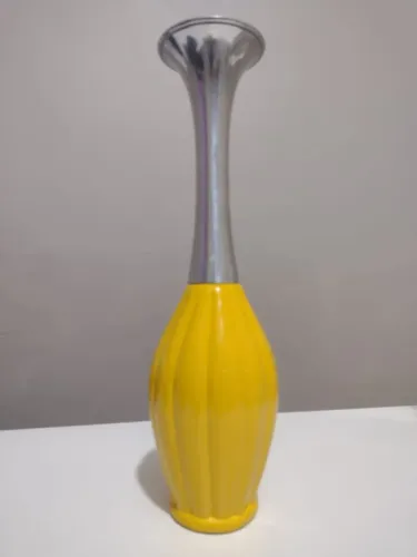 vaso decorativo amarelo com design contemporâneo para decoração sala de estar