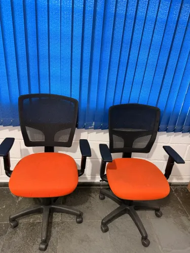 CADEIRAS EXECUTIVAS GIRATÓRIA COM BRAÇOS - LARANJA