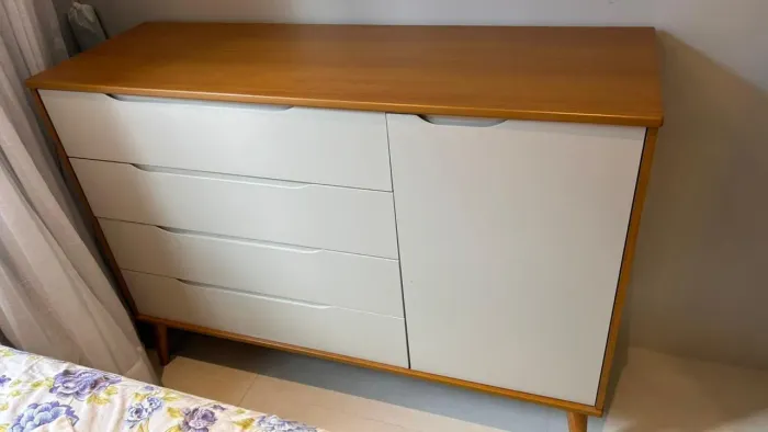 Cômoda de bebê (com porta e 4 gavetas)