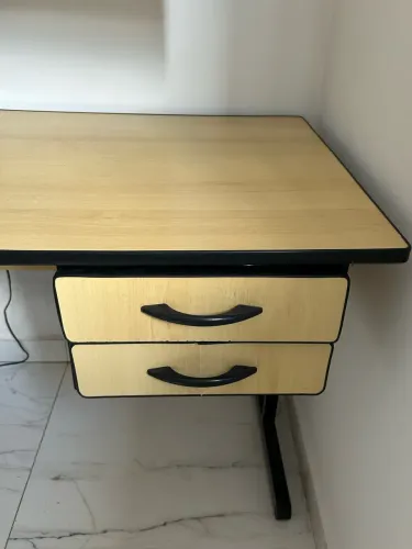 Mesa de escritório com 2 gavetas