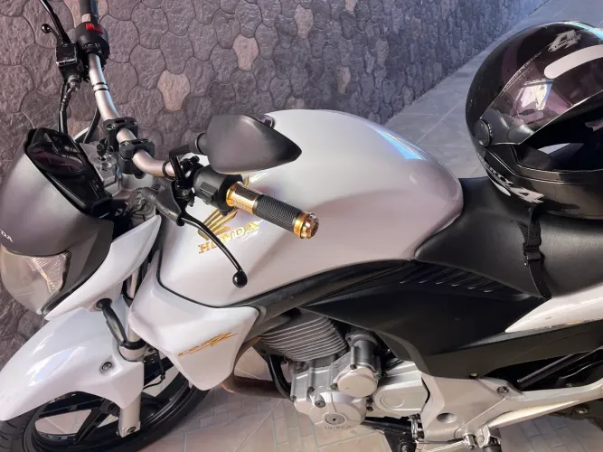 VENDE-SE MOTO CB300r toda revisada e conservada
