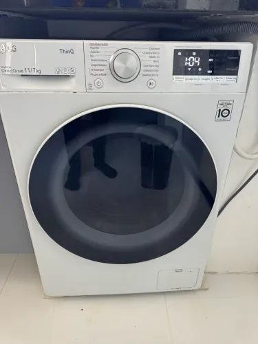 Lava e Seca LG ThinQ Inverter Direct Drive 11kg (usada)