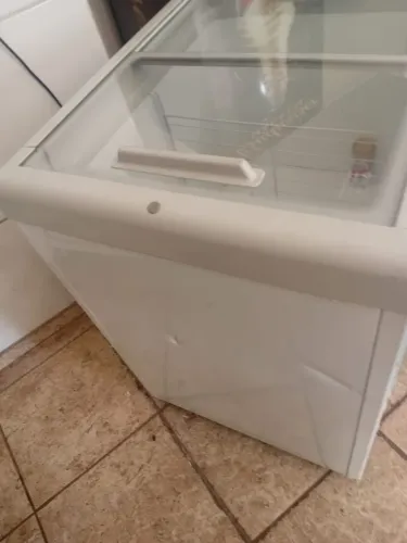 Freezer horizontal Metalfrio 160 litros, tampa de vidro. Super conservado.