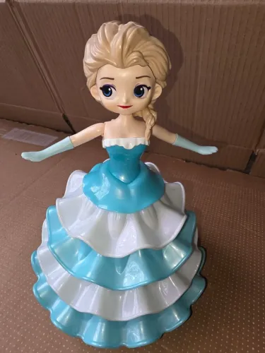 Boneca, canta e anda  na rodinha  