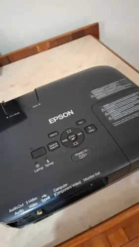 Projetor Epson S8+ | 2500 Lumens | 448 horas de uso