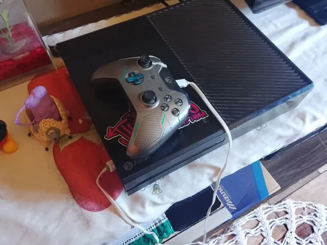 Vendo ou troco por outro videogame Xbox one perfeito estado com FIFA 26 e call of duty