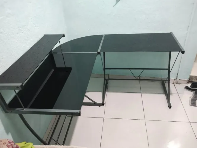 Mesa em L vidro. 