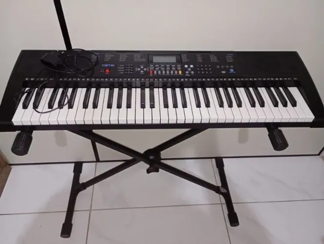 Teclado iniciante semi novo