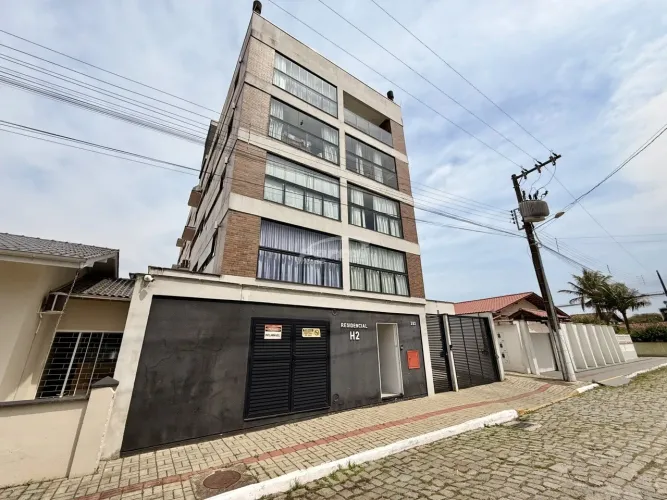 Apartamento mobiliado disponível para locação no bairro Centro  Balneário Piçarras. (Cód. 