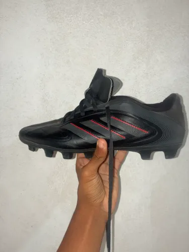 Vendo chuteira pouco usada.