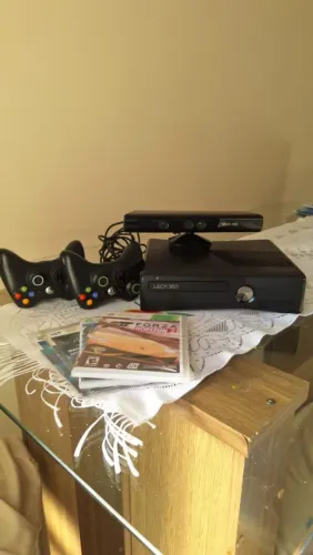 Xbox 360 + 2 controles + Kinect + 60 jogos