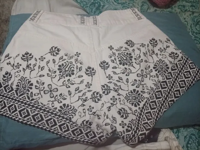 Short com etiqueta