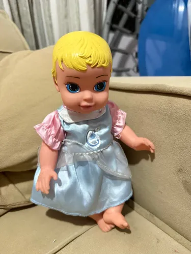 Boneca Cinderela pequena 