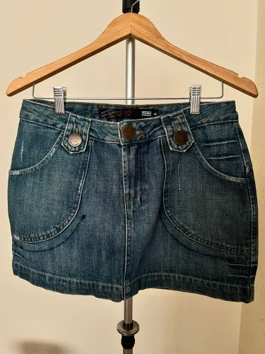 Saia jeans curta Y2K Clock House/C&A. Tam. 42. 100% algodão. Quatro bolsos.