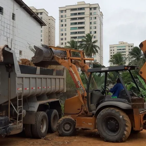 Retroescavadeira e Caçamba - Aluguel ou Empreitada 