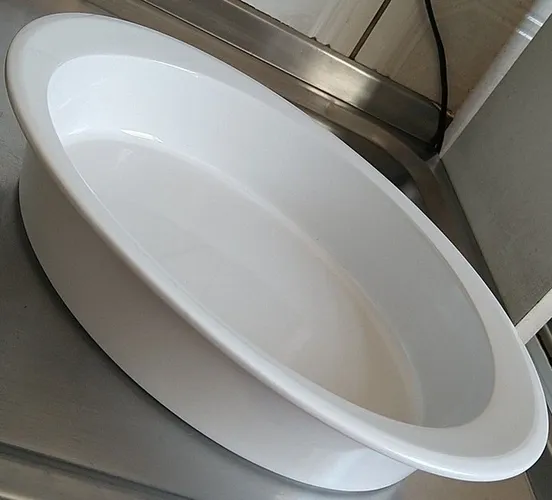 LINDA TRAVESSA REFRATÁRIA OVALADA FUNDA EM PORCELANA VISTA ALEGRE PORTUGAL.