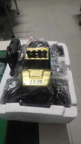 Carrinho de controle remoto 28 centímetros com amortecedor e bateria ele é 4x4