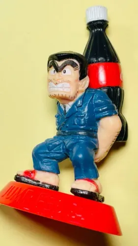 Ryotsu Kankichi Kochikame Cops Coca-Cola - miniatura japonesa altura 6 cm - bottle cap